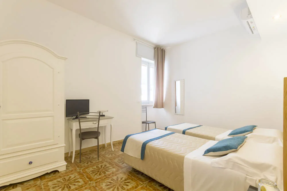 Camera Doppia con biancheria blu del B&B Villa Ginevra a Otranto (foto 2)
