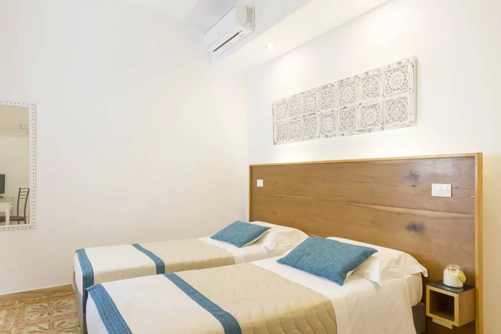Camera Doppia con biancheria blu del B&B Villa Ginevra a Otranto (foto 4)