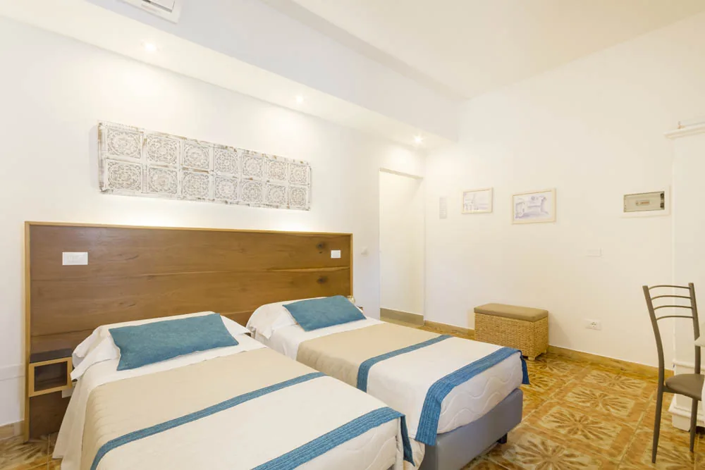 Camera Doppia con biancheria blu del B&B Villa Ginevra a Otranto (foto 5)