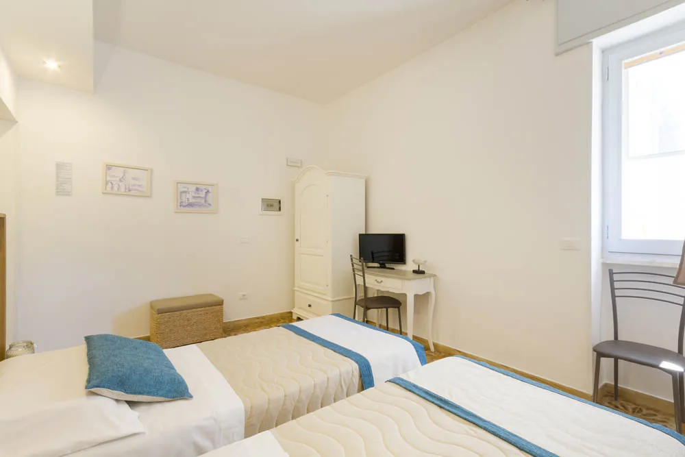 Camera Doppia con biancheria blu del B&B Villa Ginevra a Otranto (foto 6)