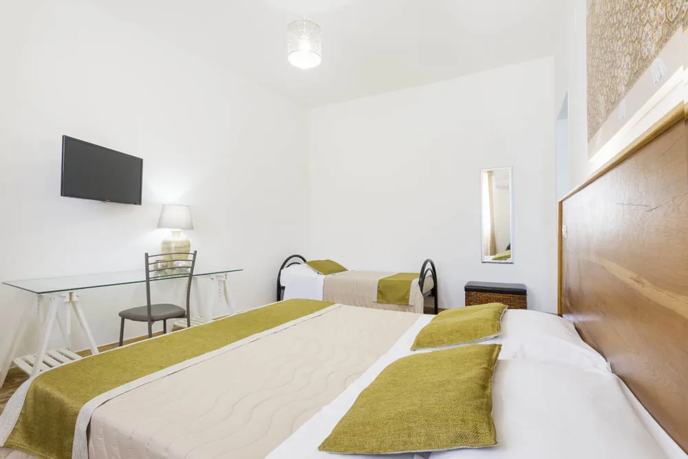 Camera Tripla con biancheria verde del B&B Villa Ginevra a Otranto (foto 2)