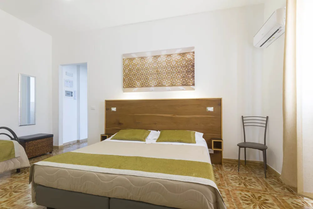 Camera Tripla con biancheria verde del B&B Villa Ginevra a Otranto (foto 3)