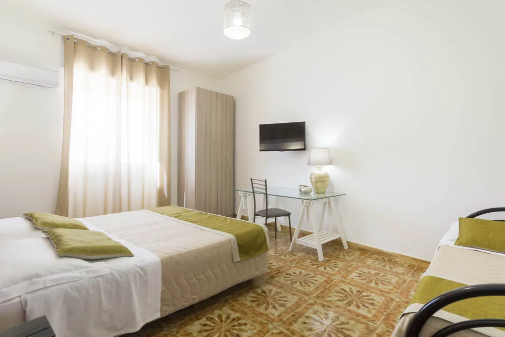 Camera Tripla con biancheria verde del B&B Villa Ginevra a Otranto (foto 5)