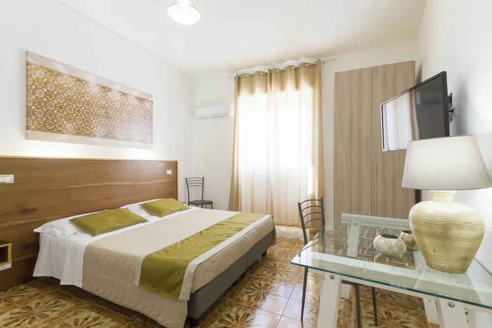 Camera Tripla con biancheria verde del B&B Villa Ginevra a Otranto (foto 6)