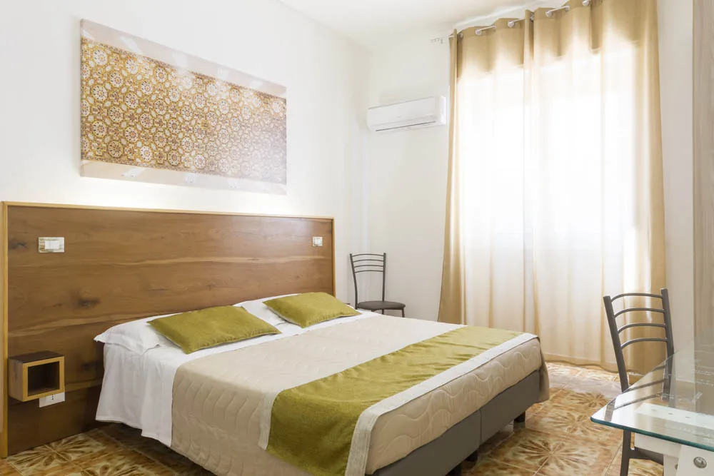 Camera Tripla con biancheria verde del B&B Villa Ginevra a Otranto (foto 7)