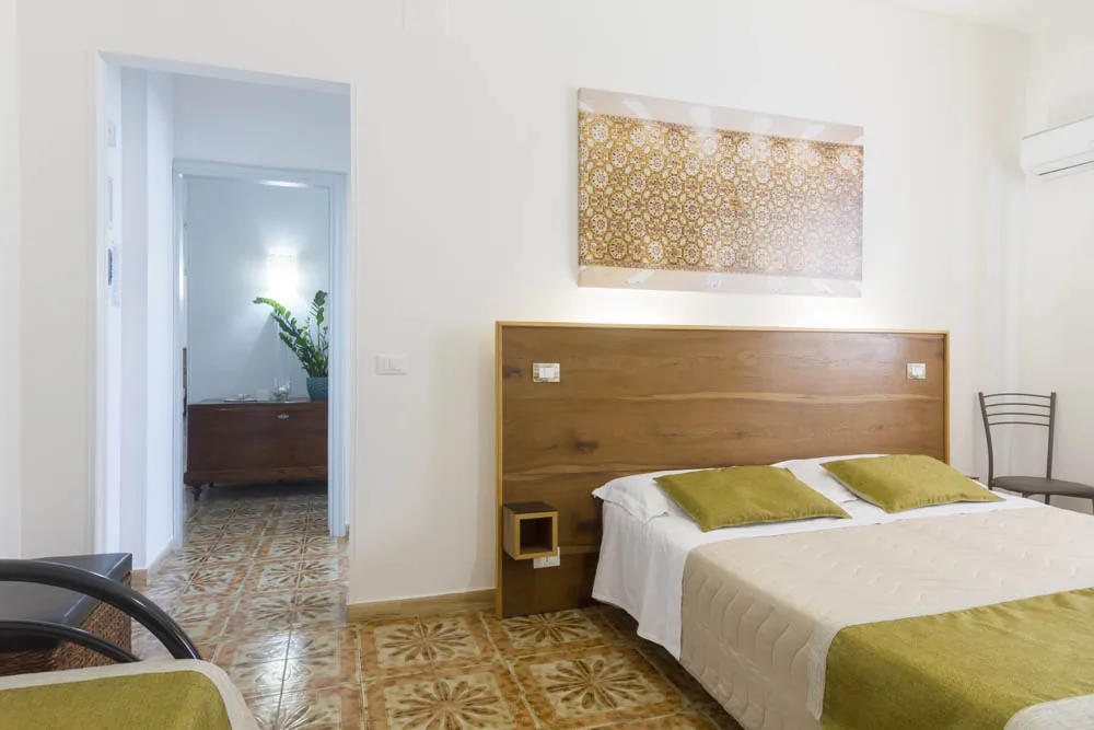 Camera Tripla con biancheria verde del B&B Villa Ginevra a Otranto (foto 9)