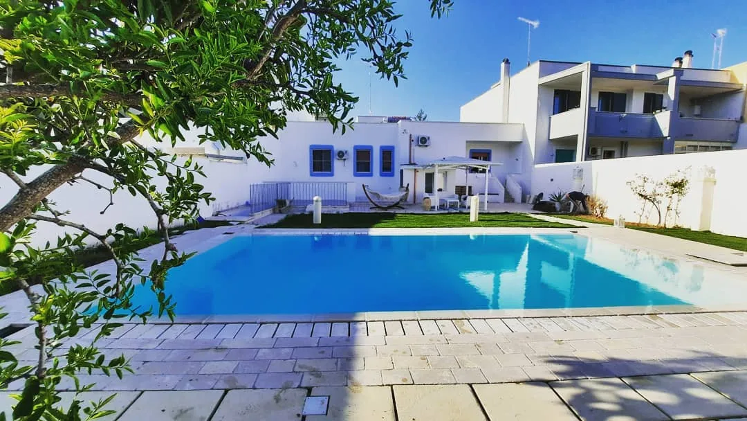 Giardino con area relax e piscina a uso condiviso del B&B Villa Ginevra a Otranto