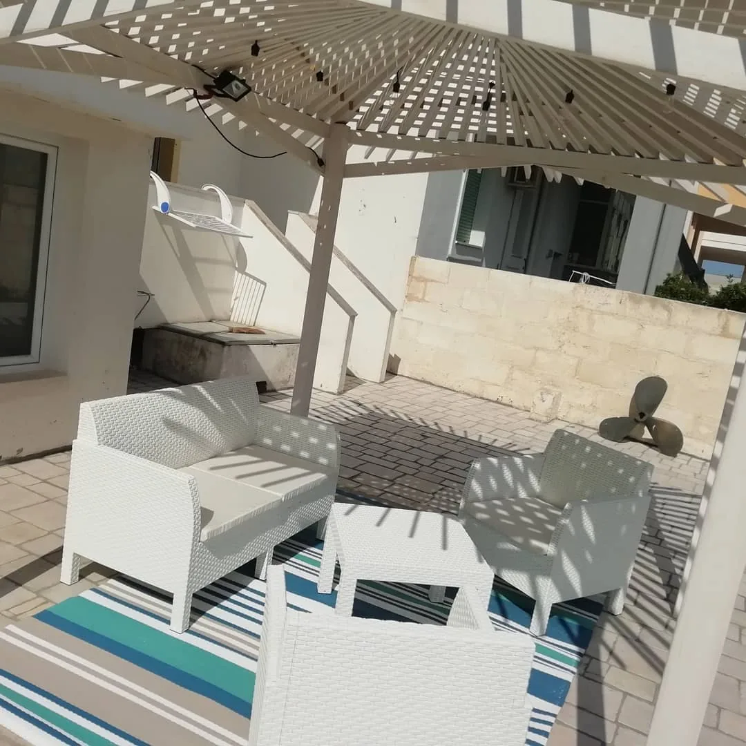 Giardino con area relax e piscina a uso condiviso del B&B Villa Ginevra a Otranto (foto 3)