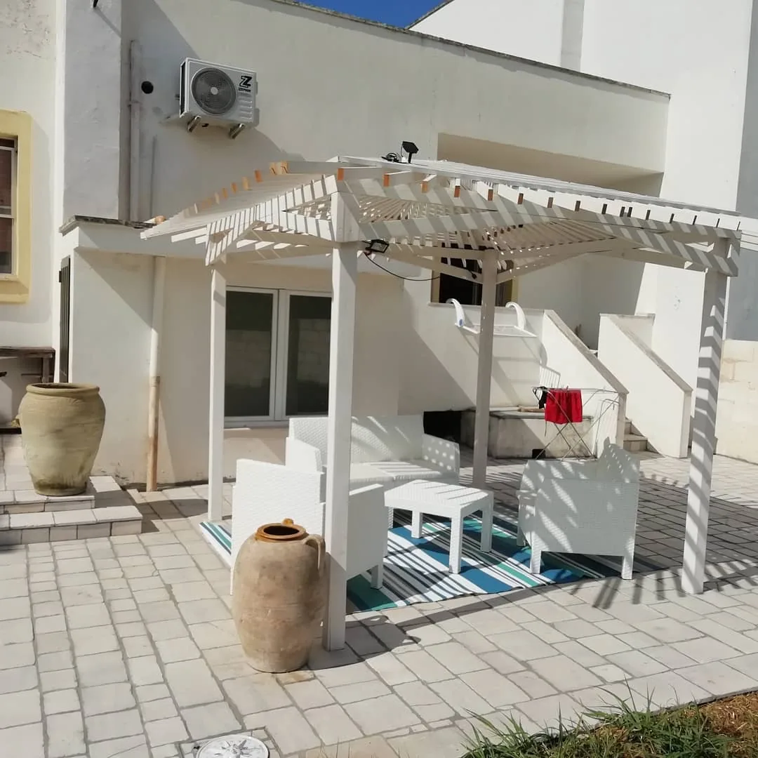 Giardino con area relax e piscina a uso condiviso del B&B Villa Ginevra a Otranto (foto 5)