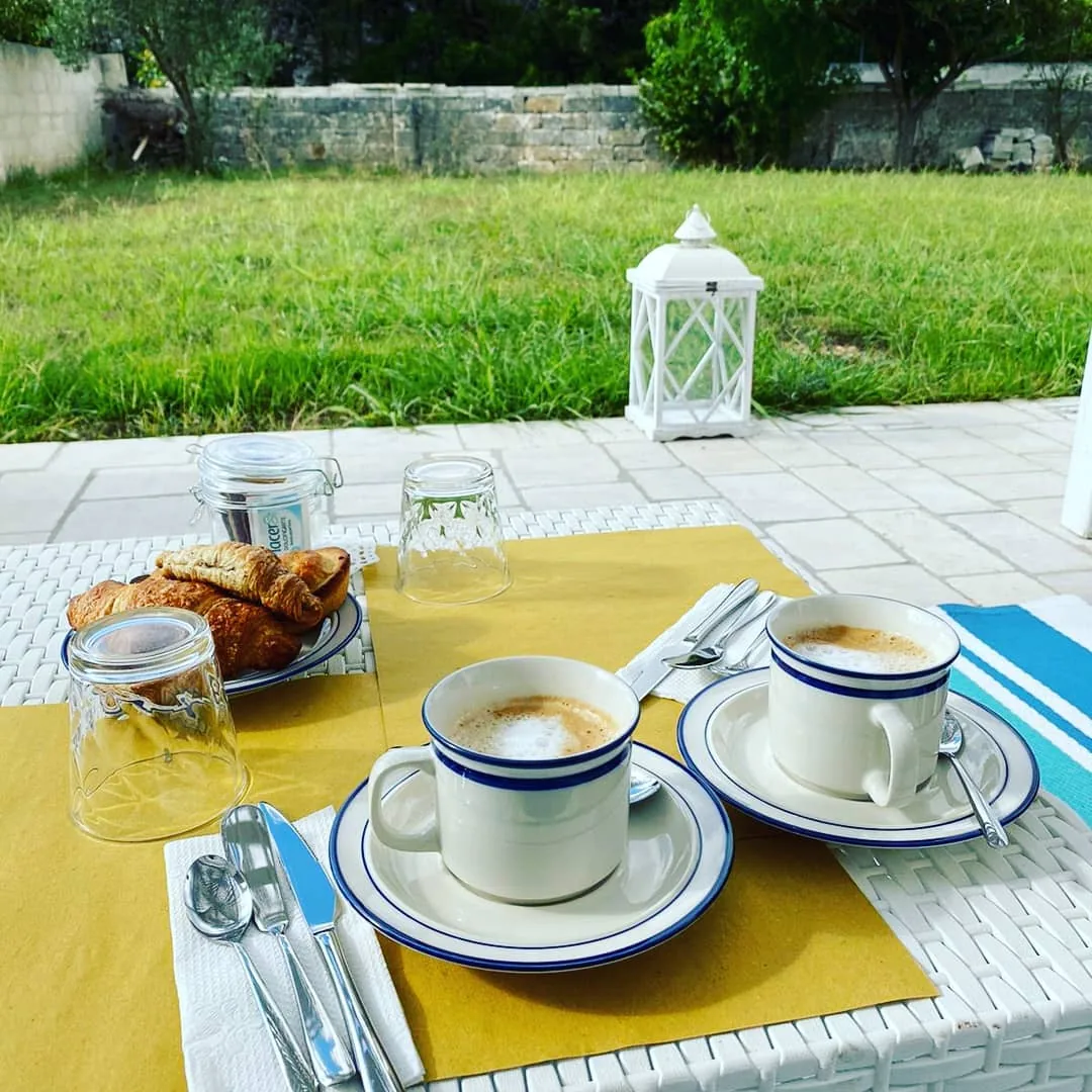 Giardino con area relax e piscina a uso condiviso del B&B Villa Ginevra a Otranto (foto 10)