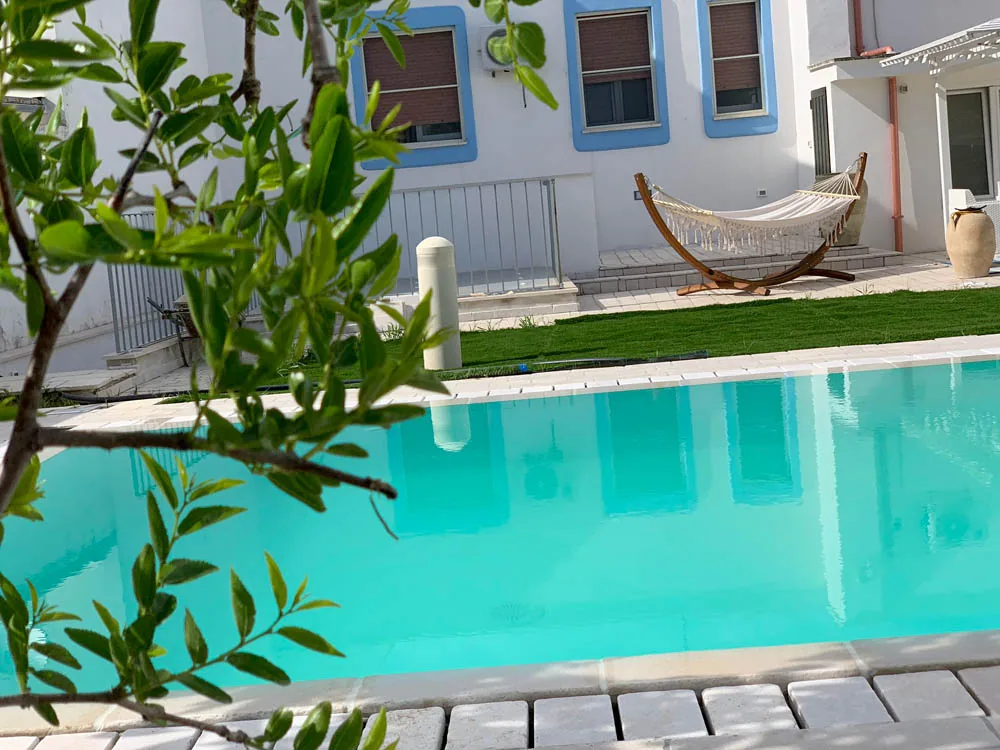 Giardino con area relax e piscina a uso condiviso del B&B Villa Ginevra a Otranto (foto 12)