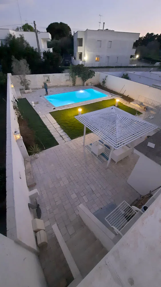 Giardino con area relax e piscina a uso condiviso del B&B Villa Ginevra a Otranto (foto 15)