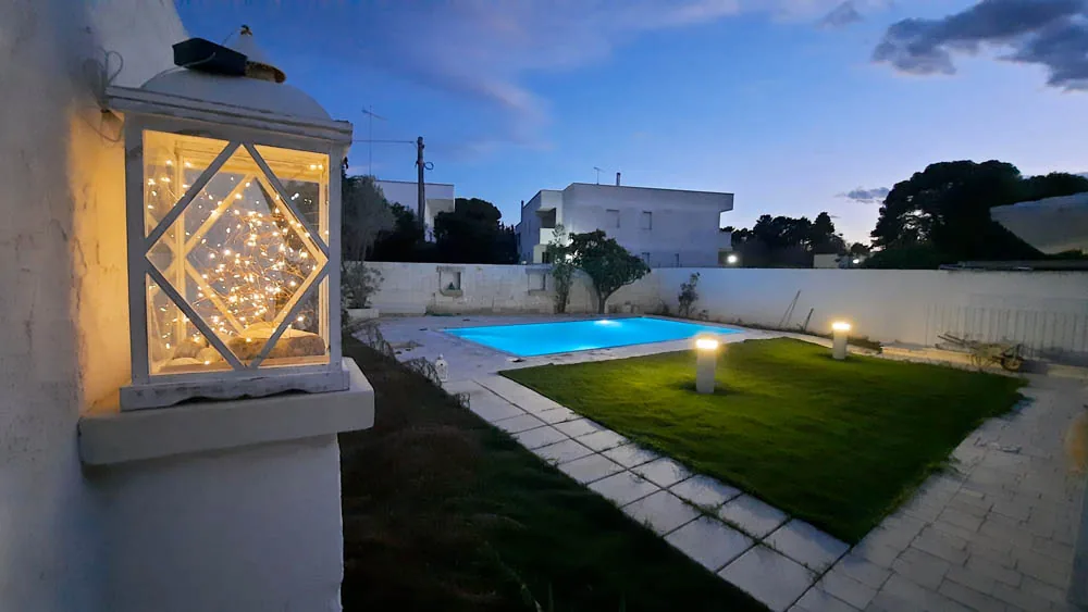 Giardino con area relax e piscina a uso condiviso del B&B Villa Ginevra a Otranto (foto 17)