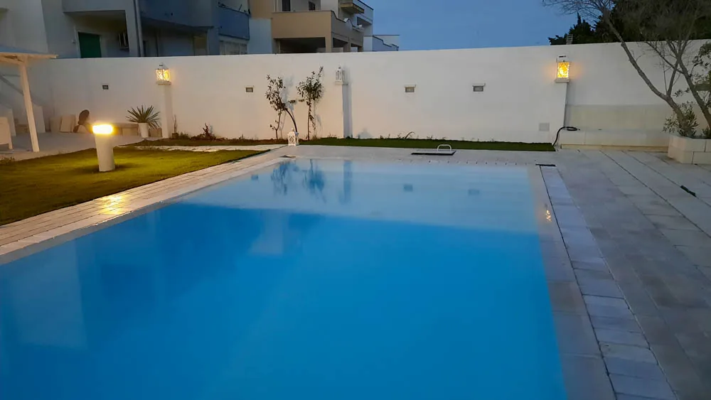 Giardino con area relax e piscina a uso condiviso del B&B Villa Ginevra a Otranto (foto 22)