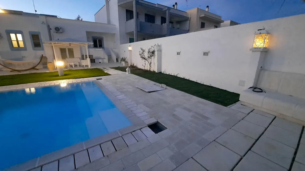 Giardino con area relax e piscina a uso condiviso del B&B Villa Ginevra a Otranto (foto 24)