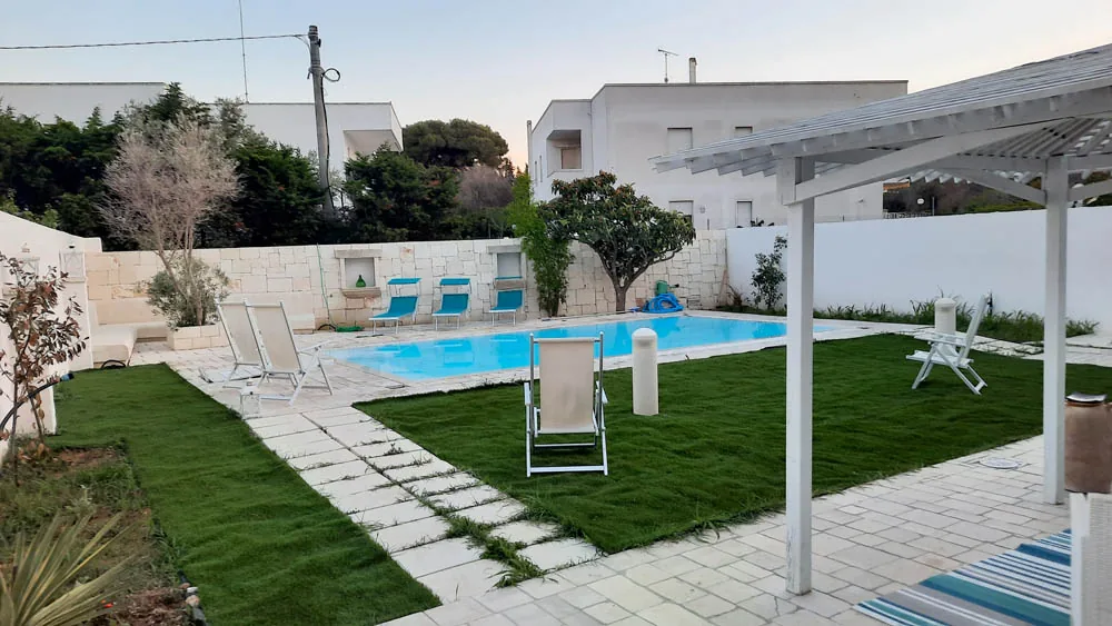 Giardino con area relax e piscina a uso condiviso del B&B Villa Ginevra a Otranto (foto 26)