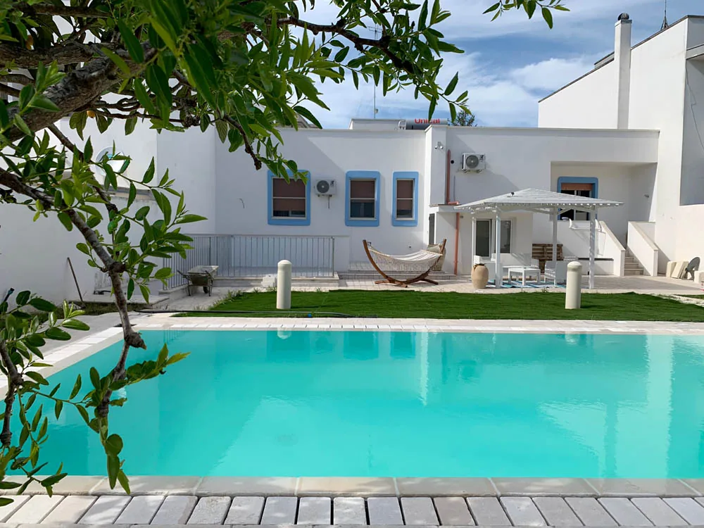 Giardino con area relax e piscina a uso condiviso del B&B Villa Ginevra a Otranto (foto 29)